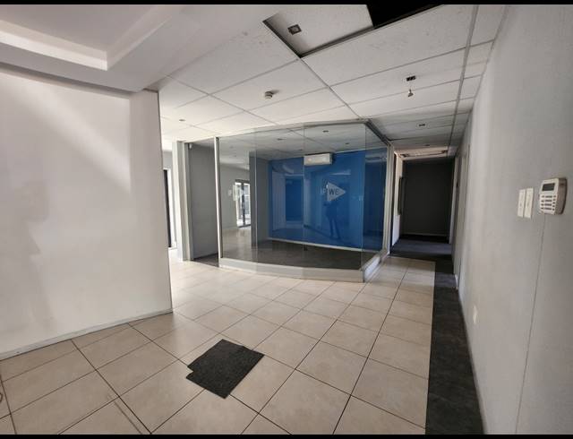 203M² OFFICE TO LET IN VORNA VALLEY